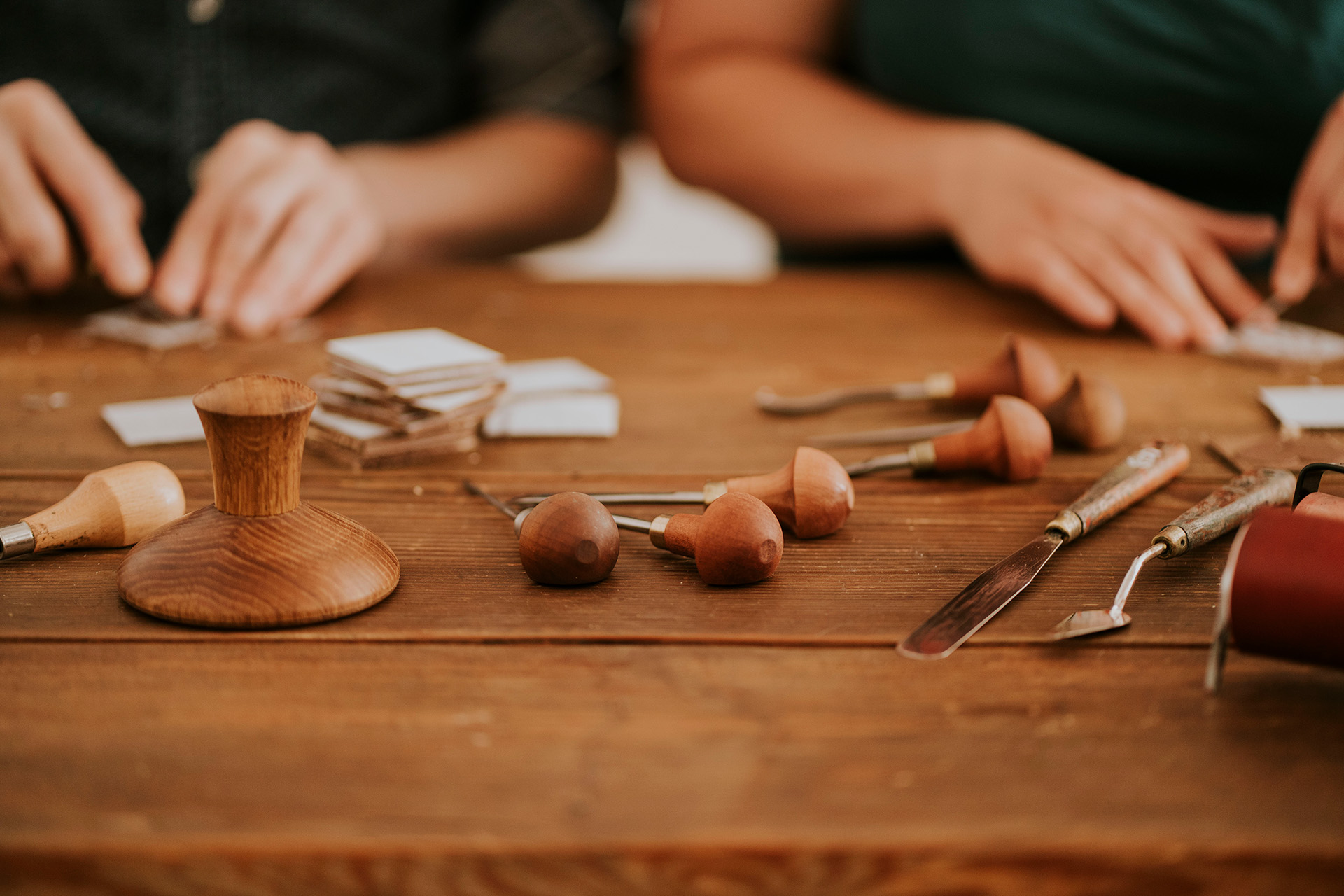 Photographie des Cas Brassés en train de graver dans leur atelier